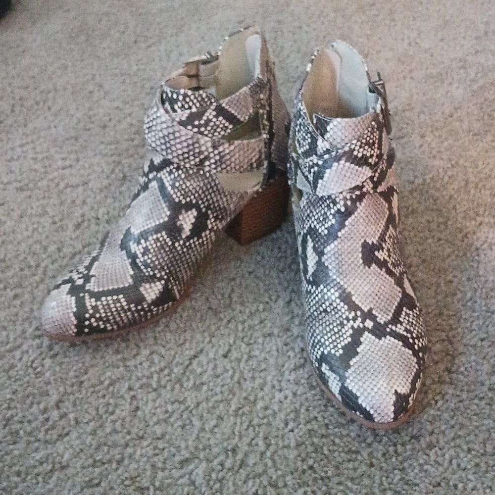 Fergalicious Kelsey Snake Cutout Ankle Boots Reptile heeled boots Sz 7.5 EUC